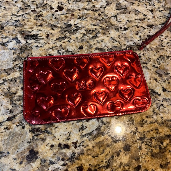 EUC Valentines red wristlet by MJ - not kors- iridescent embossed hearts shiny - Picture 3 of 12